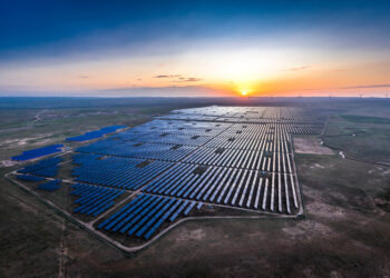 ABSOLAR: Grandes usinas solares atingem 10 GW e ultrapassam R$ 44 bi de investimentos