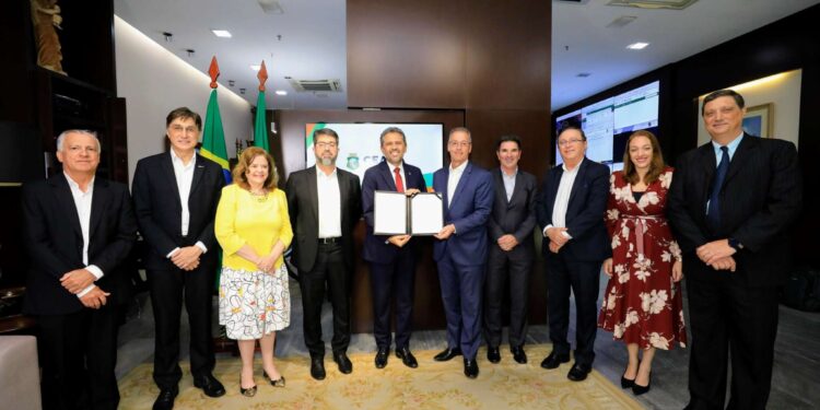 Governo do Ceará assina memorando com empresa Hitachi com foco em energia renovável