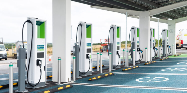 Empresas se unem para criar mais pontos de recarga para carros elétricos pelo Brasil