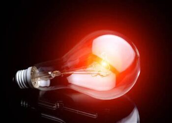 Aneel ativa bandeira vermelha para setembro e conta de luz vai subir