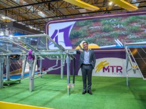 CEO da MTR Solar, Thiago Rios e o tracker 100% nacional